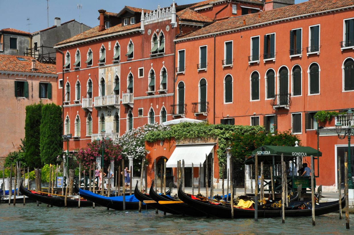 Gondeln an der Rialtobrücke Gondelfahrt in Venedig