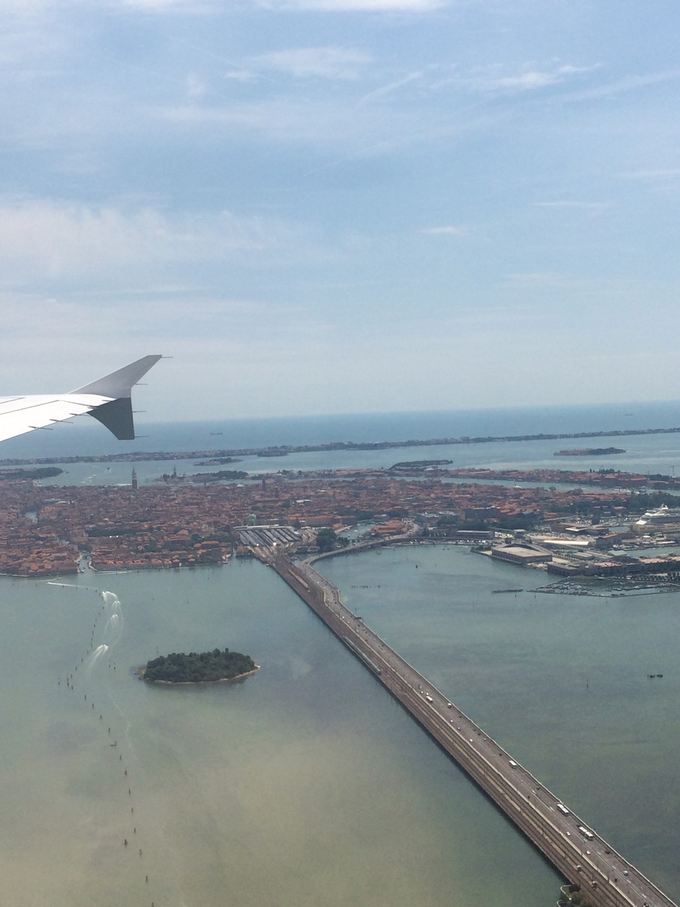 Anreise nach Venedig mit dem Flugzeug Marco Polo Airport Stadt von oben bei der Landung