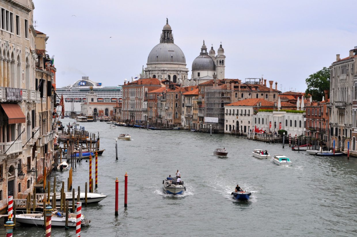 No grandi navi Blick vom Canal Grande auf ein Kreuzfahrtschiff in Venedig Venezia