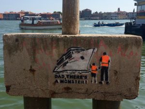 No grandi navi als Street Art am Canale della Giudecca in Venedig